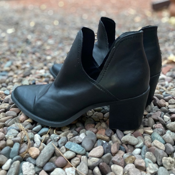 Steve Madden | Gorgeous Leve Block Heel Boots - Picture 8 of 12